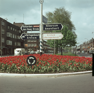 824440 Gezicht op het plantsoen met bloeiende tulpen op de rotonde aan het einde van de Croeselaan te Utrecht, met een ...